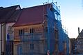 Eingerüstet präsentiert sich derzeit das Anwesen Marktplatz 1 in Markt Einersheim, welches ein Haus der Dorfkultur werden wird. Nach Beendigung der Arbeiten wird es auch einen Unterschlupf für Fledermäuse haben.