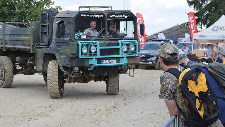 Selbst ist der Mann oder die Frau: Den Monster-Truck zu lenken, scheint gar nicht so einfach zu sein.