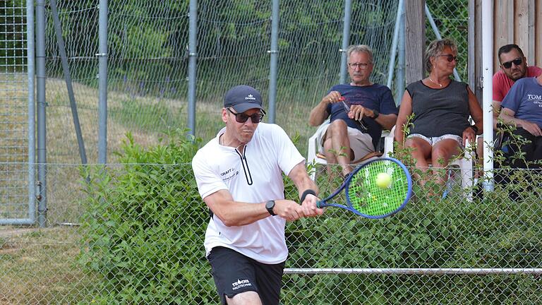 Markus Wittek trug mit einem Sieg in seinem Einzel zum 7:2-Auswärtserfolg in Kulmbach bei. Für die Bad Kissinger Herren 40 war es der erste Sieg in der noch jungen Landesliga-Saison.       -  Markus Wittek trug mit einem Sieg in seinem Einzel zum 7:2-Auswärtserfolg in Kulmbach bei. Für die Bad Kissinger Herren 40 war es der erste Sieg in der noch jungen Landesliga-Saison.