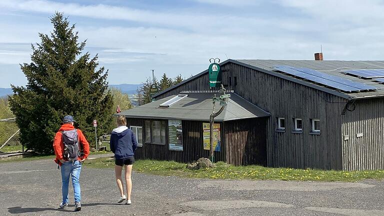 Wanderung auf der Extratour Gebaweg ohne Einkehrmöglichkeit: Das Bergstübchen auf der Hohen Geba in der thüringischen Rhön ist seit Monaten geschlossen. Die Wiedereröffnung mit einem neuen Pächter ist für Juli geplant.