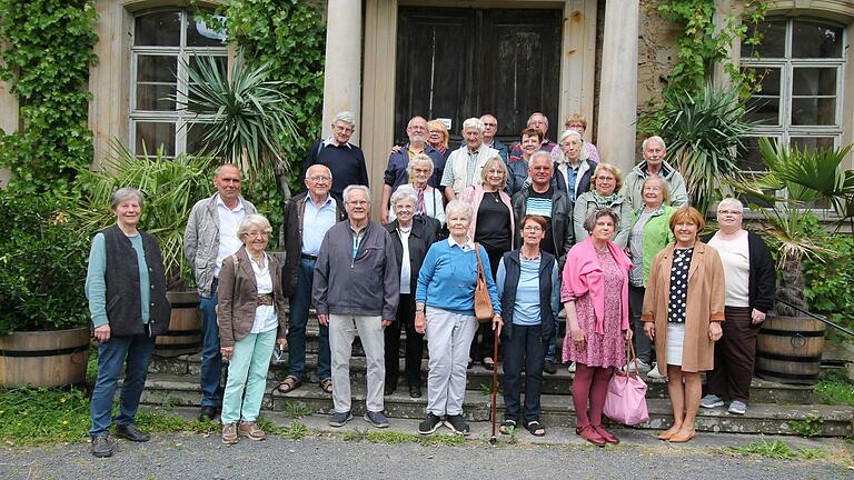 Der jüngste BLLV-Nachmittag fand dieses Mal in Burgpreppach statt; dort besuchte man das Schloss und gruppierte sich nach der aufschlussreichen Führung auf der Eingangstreppe. Vorne links: Monica von Deuster, die der Gruppe Einblick in die Geschichte des Schlosses und ihren Besitzern gab.