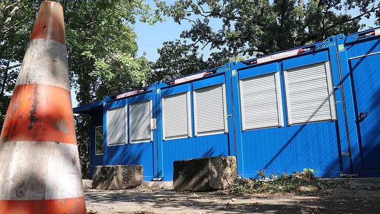 Provisorium: An der Kitzinger St.-Hedwig-Grundschule stehen Container als Klassenräume, weil die Schule selbst aus allen Nähten platzt.&nbsp;