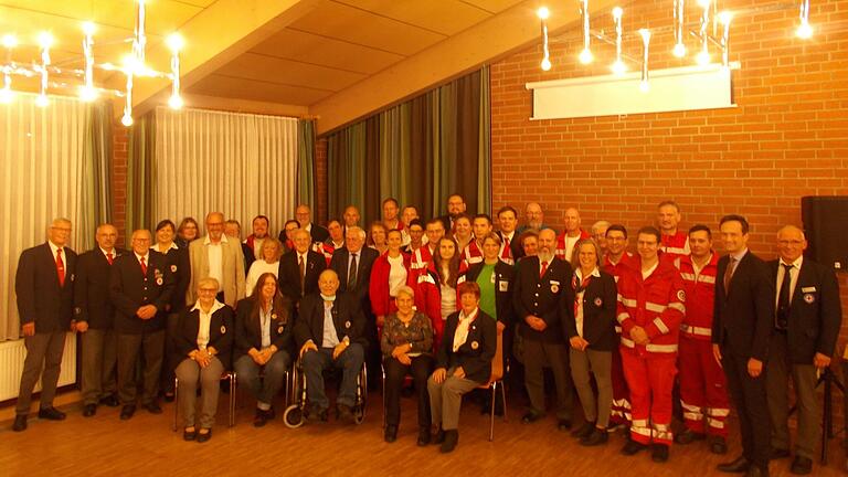 Geehrte und Verantwortliche des Bayerischen Roten Kreuzes in Schweinfurt beim Ehrenabend im Pfarrzentrum von St. Kilian.