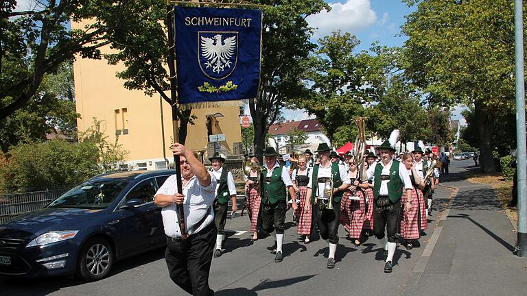 Start des Umzugs zur Bergl-Kirchweih am Sonntagnachmittag.