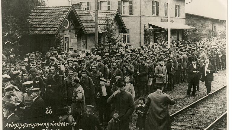 Die Kriege der vergangenen Jahrhunderte hinterließen immer auch in Hammelburg Spuren. Das Foto zeigt die Rückkehr von Kriegsgefangenen am Hammelburger Bahnhof nach dem Ersten Weltkrieg. Von der Rückkehr der Soldaten nach dem deutsch-französischen Krieg und der Siegesfeier vor genau 150 Jahren gibt es dagegen keine Fotografien.       -  Die Kriege der vergangenen Jahrhunderte hinterließen immer auch in Hammelburg Spuren. Das Foto zeigt die Rückkehr von Kriegsgefangenen am Hammelburger Bahnhof nach dem Ersten Weltkrieg. Von der Rückkehr der Soldaten nach dem deutsch-französischen Krieg und der Siegesfeier vor genau 150 Jahren gibt es dagegen keine Fotografien.