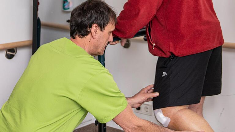 Gemeinsam mit einem Physiotherapeuten betreibt der Patient vor einem speziellen Spiegel die Stoffwechselgymnastik, um nach der Operation schnell wieder auf die Beine zu kommen. Gemeinsam mit einem Physiotherapeuten betreibt der Patient vor einem speziellen Spiegel die Stoffwechselgymnastik, um nach der Operation schnell wieder auf die Beine zu kommen.