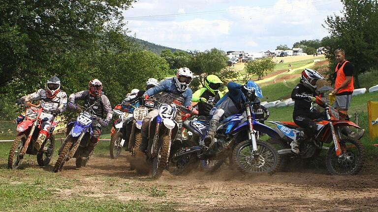 Das Motocross-Rennen in Bramberg war auch in diesem Jahr wieder ein großes Spektakel. Ein packendes Manöver lieferten sich hier die Senioren 40+ und Ladys in der ersten Kurve.