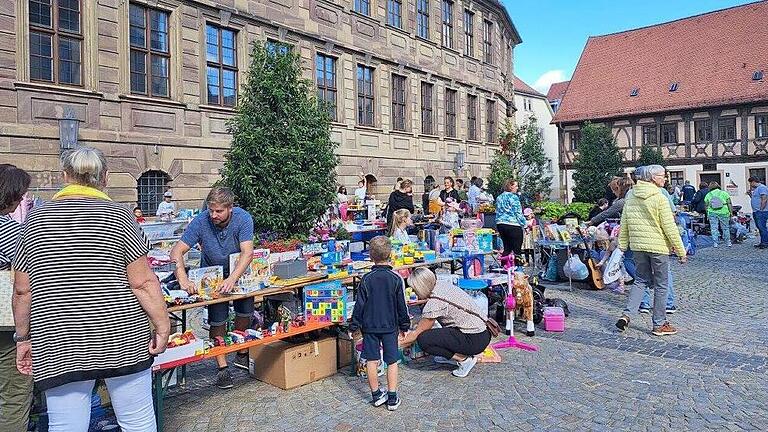 Auf dem Rathausplatz findet am Sonntag wieder ein großer Kinderflohmarkt statt.       -  Auf dem Rathausplatz findet am Sonntag wieder ein großer Kinderflohmarkt statt.