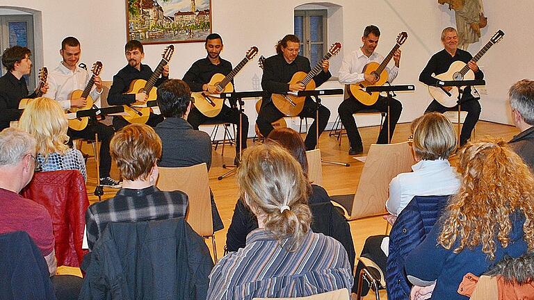 Das Gitarrenensemble der Berufsfachschule für Musik begeisterte beim Konzert im Kulturarsenal Darre in Bad Königshofen.