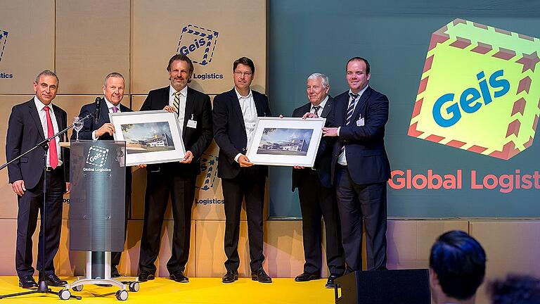 Ein Bild vom neuen Gebäude gab es für die wichtigsten Großkunden. Bei der Übergabe (von links) Johannes Söllner (Geschäftsführer Geis Holding), Hans-Georg Geis (geschäftsführender Gesellschafter), Rolf Näder (Vice President Operations Fresenius Medical Care), Hannes Rumer (CFO Intersport Deutschland), Wolfgang Geis (geschäftsführender Gesellschafter) und Jochen Geis (Holding).