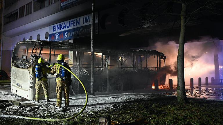 In Berlin haben Hunderte von jungen Randalierern zum Jahreswechsel Einsatzkräfte der Polizei und Feuerwehr mit Schreckschusswaffen und Feuerwerk beschossen. Jetzt diskutiert das politische Berlin über Konsequenzen.&nbsp;