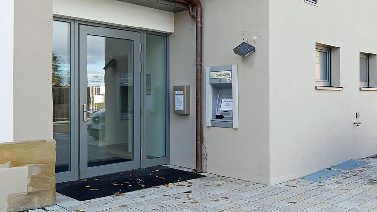 Seit dem Wiedereinzug der Verwaltung ins Hausener Rathaus nach einer Generalsanierung vor gut einem Jahr gibt es an einer Ecke des Rathauses in Hausen einen Bankautomaten der VR-MainBank eG. Der Geldautomat am rückwärtigen Eingang und die Lampe darüber wurden bei einem Einbruch beschädigt.