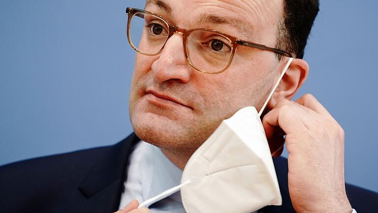 Ex-Bundesgesundheitsminister Spahn mit FFP2-Maske - Jens Spahn (CDU) setzte als Gesundheitsminister die Generallinie der Merkel-Regierung gegen Corona um. Ex-Bundesgesundheitsminister Spahn mit FFP2-Maske - Jens Spahn (CDU) setzte als Gesundheitsminister die Generallinie der Merkel-Regierung gegen Corona um.