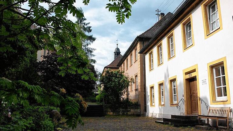 Die Schlösslein-Kolonie hinauf zur Kirche in Rehweiler gehört ebenfalls zum Ensemble im Herrnhuter Stil.