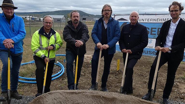 Den offiziellen Spatenstich zum Neubau einer staatlich geförderten Wohnanlage in Knetzgau vollzogen (von links) Norbert Krauser (Geschäftsführer Krauser GmbH), Martin Mantel (Bauamt Gemeinde Knetzgau), bauleitender Architekt Jan Schrepfer (K & U GmbH), Markus Kuhn (Geschäftsführer K & U GmbH), Bürgermeister Stefan Paulus und Regierungsbaumeister Matthias Noll.