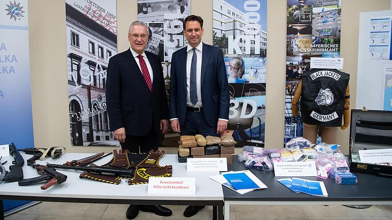 Innenminister Joachim Herrmann und Justizminister Georg Eisenreich (beide CSU) präsentieren von der Polizei sichergestellte Waffen, Drogen und Falschgeld. Organisierte Kriminalität hat in Bayern 2018 einen Schaden von 169 Millionen Euro verursacht.