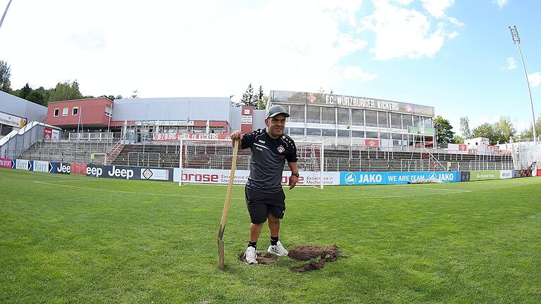 Kickers-Platzwart Niki Müller setzt den neuen Elfmeterpunkt im Stadion am Dallenberg neu ein.