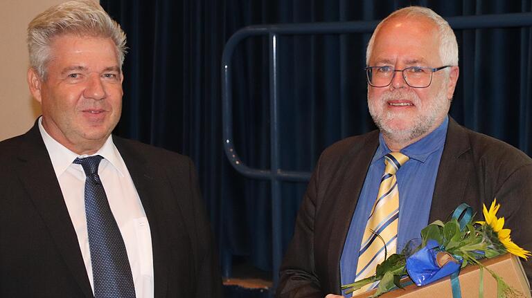 Mit herzlichen Worten und einem Präsent verabschiedete Stefan Zöller den zweiten Vorsitzenden von 'Kinderhospiz Sternenzelt Mainfranken', Bernhard Elsesser (rechts), der dieses Amt zwölf Jahre innehatte. Mit herzlichen Worten und einem Präsent verabschiedete Stefan Zöller den zweiten Vorsitzenden von 'Kinderhospiz Sternenzelt Mainfranken', Bernhard Elsesser (rechts), der dieses Amt zwölf Jahre innehatte.