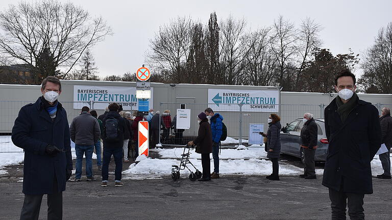 Vor dem Impfzentrum Schweinfurt mussten die Impfwilligen im Freien warten.