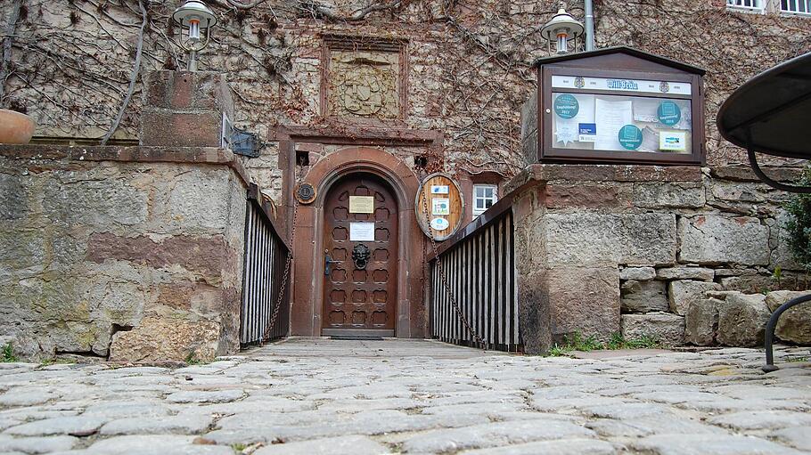 Der Zugang zu Schloss Saaleck ist holprig. Seit Jahren bietet der Zustand des Innenhofes Diskussionsstoff.       -  Der Zugang zu Schloss Saaleck ist holprig. Seit Jahren bietet der Zustand des Innenhofes Diskussionsstoff.