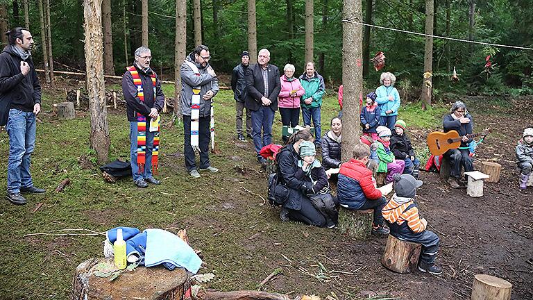 Pfarrer Bernd Grosser (2. von links) und Pastoralreferent Markus Lüttke (3. von links) segneten den neuen Waldkindergarten in der Herrenbirke bei Unterpreppach.