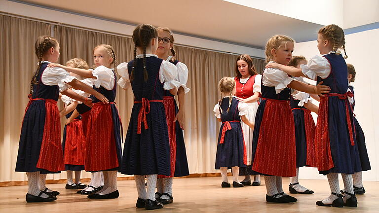 Die Tanzjugend, die vor 30 Jahren anlässlich der 1250 Jahrfeier des Dorfes und der Austragung der 116. Jahreshauptversammlung des Rhönklubs in Salz ins Leben gerufen wurde, ist ein besonderes Aushängeschild für den Zweigverein und ein Werbeträger für die ganze Gemeinde. Die Tanzjugend, die vor 30 Jahren anlässlich der 1250 Jahrfeier des Dorfes und der Austragung der 116. Jahreshauptversammlung des Rhönklubs in Salz ins Leben gerufen wurde, ist ein besonderes Aushängeschild für den Zweigverein und ein Werbeträger für die ganze Gemeinde.