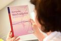 Frauen in den Wechseljahren       -  Gesundheitsministerin Gerlach (nicht im Bild) fordert mehr Bewusstsein für Frauen in den Wechseljahren. (Symbolbild)