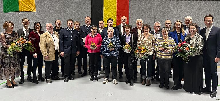 Einige der Geehrten der Gemeinde Dingolshausen zusammen mit Vertretern aus der Politik in der frisch sanierten Sporthalle des FV Dingolshausen. Einige der Geehrten der Gemeinde Dingolshausen zusammen mit Vertretern aus der Politik in der frisch sanierten Sporthalle des FV Dingolshausen.