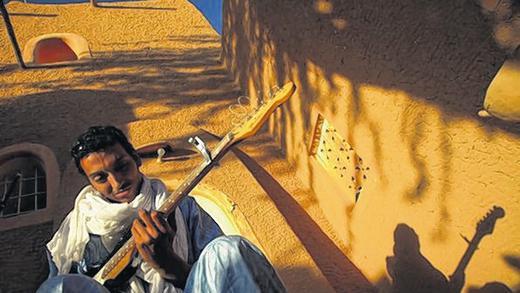 Auf dem Weg zum Star: Sänger und Gitarrist Bombino aus Niger stellt seinen Sahara-Rock am 7. August beim Hafensommer vor. Auf dem Weg zum Star: Sänger und Gitarrist Bombino aus Niger stellt seinen Sahara-Rock am 7. August beim Hafensommer vor.