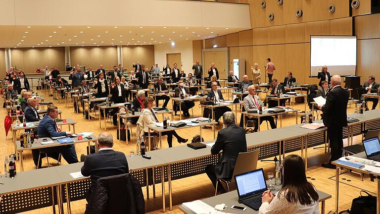 Landrat Thomas Habermann vereidigte bei der konstituierenden Sitzung des Kreistags von Rhön-Grabfeld die neu gewählten Kreistagsmitglieder. Landrat Thomas Habermann vereidigte bei der konstituierenden Sitzung des Kreistags von Rhön-Grabfeld die neu gewählten Kreistagsmitglieder.