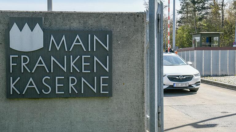 Corona-Versammlung am Donnerstagabend: Vor der Mainfrankenkaserne der Bundeswehr in Volkach hatten sich am 30. Dezember rund 80 Leute versammelt (Archivfoto vom Eingang der Kaserne). Corona-Versammlung am Donnerstagabend: Vor der Mainfrankenkaserne der Bundeswehr in Volkach hatten sich am 30. Dezember rund 80 Leute versammelt (Archivfoto vom Eingang der Kaserne).