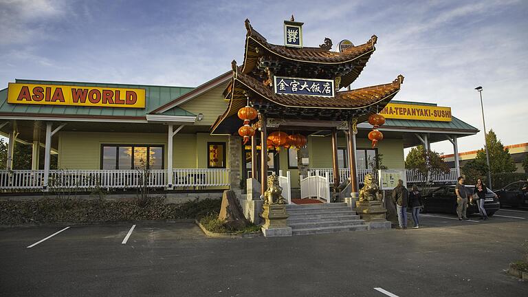 Der 'Asia Wok' im Mainfrankenpark Dettelbach, mit dem früheren Namen 'Asia World'.
