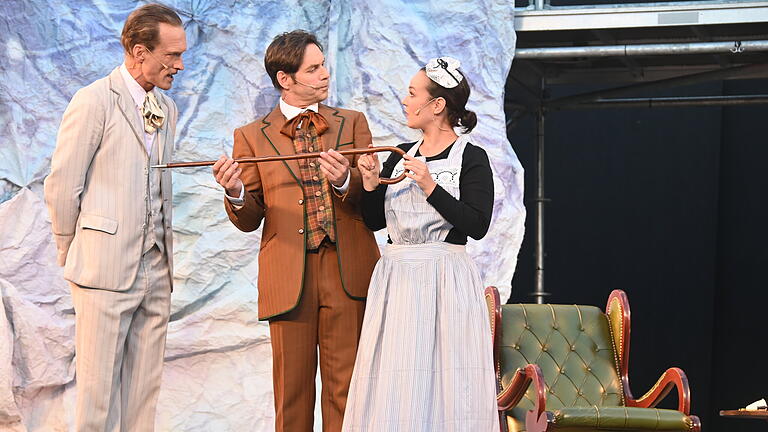 Eine turbulente Maskerade bot die Krimi-Komödie 'Baskerville', die bei den Frankenfestspielen in Röttingen Premiere feierte.