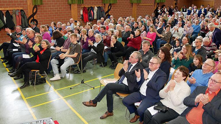 Ein Blick ins Publikum mit den Ehrengästen aus der regionalen und örtlichen Politik, befreundeten Musikkapellen und dem Nordbayerischen Musikbund. Ein Blick ins Publikum mit den Ehrengästen aus der regionalen und örtlichen Politik, befreundeten Musikkapellen und dem Nordbayerischen Musikbund.