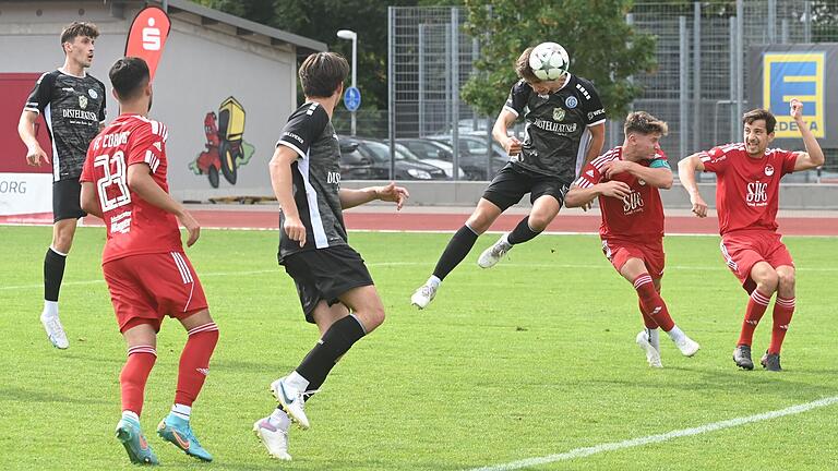 Luis Wagner (Mitte) vom FV 04 Würzburg erzielt die 2:1-Führung für die Nullvierer. Moritz Gündling (links) und Nico Wagner (vorne) sehen zu, wie die zwei Coburger Abwehrspieler dieses Tor nicht mehr verhindern können.