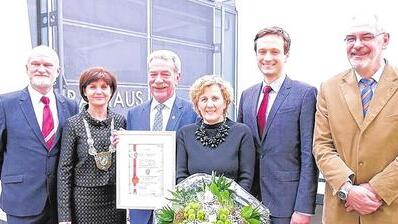 Auf der Ebene der Altbürgermeister-Legenden: (von links) Zweiter Bürgermeister Thomas Wohlfahrt, Bürgermeisterin Bettina Bärmann, Peter und Ursula Seifert, Landrat Florian Töpper sowie Dritter Bürgermeister Norbert Hart. Auf der Ebene der Altbürgermeister-Legenden: (von links) Zweiter Bürgermeister Thomas Wohlfahrt, Bürgermeisterin Bettina Bärmann, Peter und Ursula Seifert, Landrat Florian Töpper sowie Dritter Bürgermeister Norbert Hart.