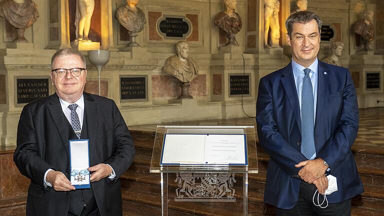 Der Bayerische Ministerpräsident Markus Söder und der neue Ordensträger Clemens Lückemann (links) bei der Verleihung des Bayerischen Verdienstordens im Antiquarium der Münchener Residenz.