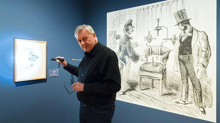 Der Kurator und Leihgeber Hans Gummersbach, der als 19-Jähriger der Sammelleidenschaft verfiel. Rechts eine Karikatur, die sich über die Apparaturen lustig macht, mit denen die Fotografen Kundinnen und Kunden zum Stillhalten brachten.&nbsp; &nbsp;&nbsp;