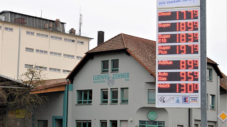 Der elektronische Preisanzeiger von Zehner Energie in Bad Königshofen am Mittwochmittag.