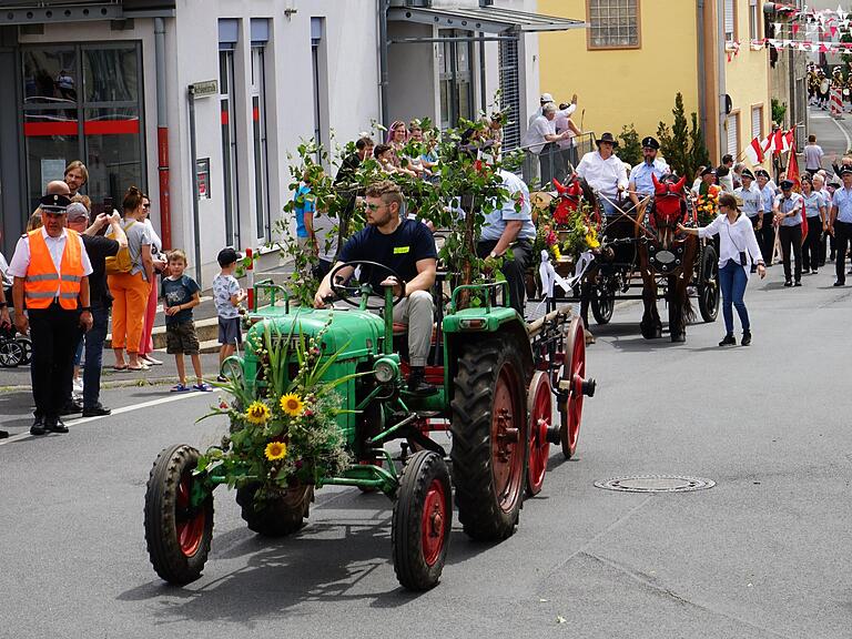 Ideenreich präsentierten sich die Teilnehmer beim Festumzug in Rottenbauer. Ideenreich präsentierten sich die Teilnehmer beim Festumzug in Rottenbauer.