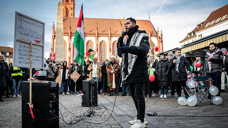 Rund 200 Menschen demonstrierten am Sonntag in der Würzburger Innenstadt gegen den Krieg im Gazastreifen. Rund 200 Menschen demonstrierten am Sonntag in der Würzburger Innenstadt gegen den Krieg im Gazastreifen. 