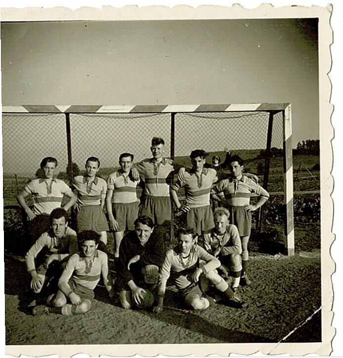 Das Bild zeigt die Herlheimer Fußballmannschaft, mit Brünnstadter Beteiligung Anfang der 50er-Jahre in Geusfeld (hinten, von links): Franz Pianski, Ernst Gebauer, Adolf Fledering, Erich Kempf, Ernst Braun, Albert Ruß, (vorne) Franz Schwarzer, Franz Engel, Josef Hofstetter, Ernst Hußlein und Robert Knauer. Das Bild zeigt die Herlheimer Fußballmannschaft, mit Brünnstadter Beteiligung Anfang der 50er-Jahre in Geusfeld (hinten, von links): Franz Pianski, Ernst Gebauer, Adolf Fledering, Erich Kempf, Ernst Braun, Albert Ruß, (vorne) Franz Schwarzer, Franz Engel, Josef Hofstetter, Ernst Hußlein und Robert Knauer.