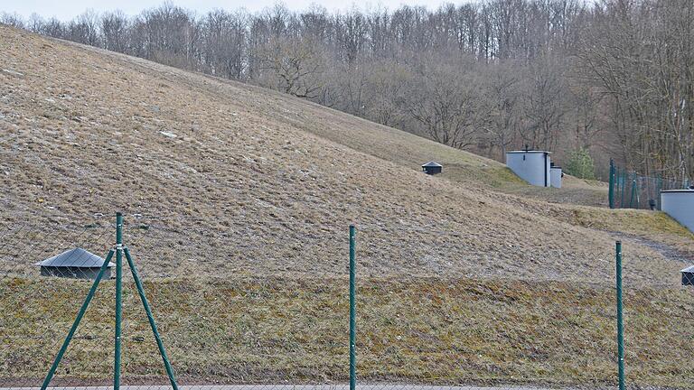 Auf der Kreismülldeponie in Herbstadt soll eine 1,16 Hektar große Photovoltaik-Freiflächenanlage des Kommunalunternehmens des Landkreises Rhön-Grabfeld entstehen. Dem stimmten die Mitglieder des Kreistags Rhön-Grabfeld zu. Auf der Kreismülldeponie in Herbstadt soll eine 1,16 Hektar große Photovoltaik-Freiflächenanlage des Kommunalunternehmens des Landkreises Rhön-Grabfeld entstehen. Dem stimmten die Mitglieder des Kreistags Rhön-Grabfeld zu.