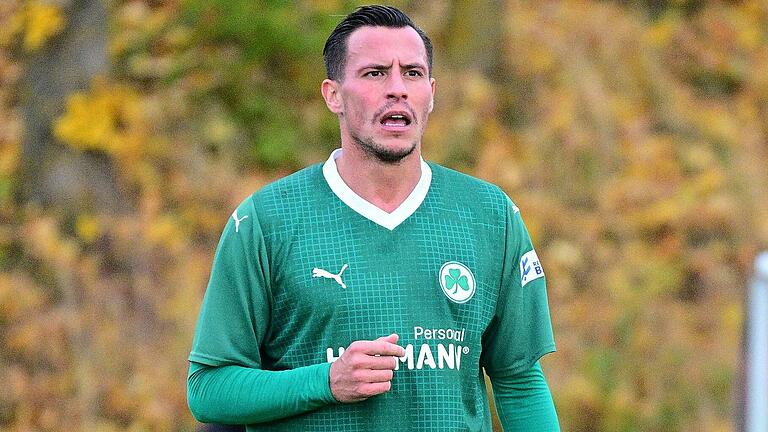 Edgar Prib war bei seinem Debüt in der Fußball-Regionalliga Bayern für die SpVgg Greuther Fürth II nicht spielberechtigt. Edgar Prib war bei seinem Debüt in der Fußball-Regionalliga Bayern für die SpVgg Greuther Fürth II nicht spielberechtigt.