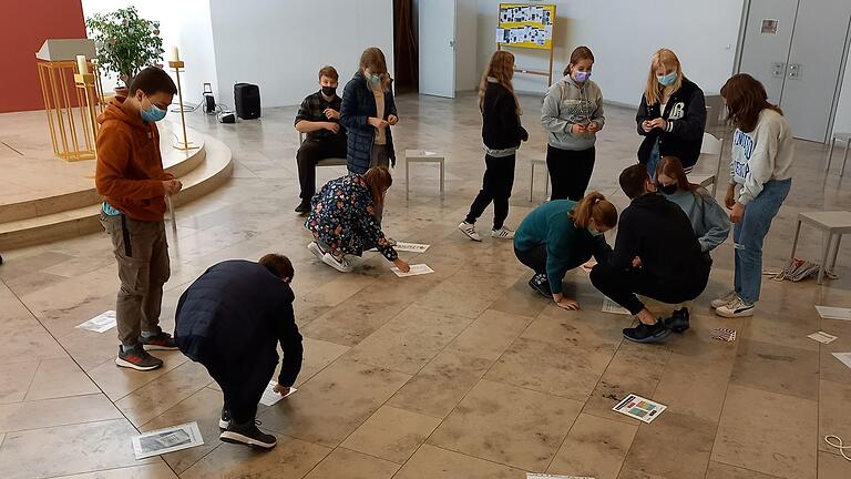 Beim youngcaritas-Workshop „Wegwerfware Kleidung?“ haben sich 14 Firmlinge mit den Schattenseiten der Modeindustrie beschäftigt. Beim youngcaritas-Workshop „Wegwerfware Kleidung?“ haben sich 14 Firmlinge mit den Schattenseiten der Modeindustrie beschäftigt.