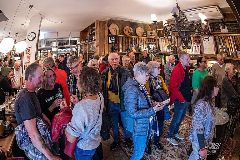 Rund 30 Künstler boten über 40 Programmpunkte bei der 'Nacht der Kultur' in Schweinfurt. Die Besucher streiften durch die Locations, wie hier im Montana. Rund 30 Künstler boten über 40 Programmpunkte bei der 'Nacht der Kultur' in Schweinfurt. Die Besucher streiften durch die Locations, wie hier im Montana.