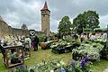 Fleurs &amp; Flair - Blumen und mehr: Die Besucher des Blumenmarktes in Ostheim genossen die Pracht bunter Pflanzen und die Ausstellung von dekorativen Artikeln für Haus und Garten an der Kirchenburg.