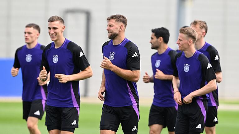 DFB-Team - Die Fußball-Nationalmannschaft um Niclas Füllkrug (M.) will in Dortmund das Viertelfinale erreichen. DFB-Team - Die Fußball-Nationalmannschaft um Niclas Füllkrug (M.) will in Dortmund das Viertelfinale erreichen.