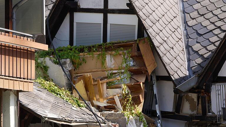 Nach Hoteleinsturz in Kröv       -  Teile des Hotels liegen in Trümmern.