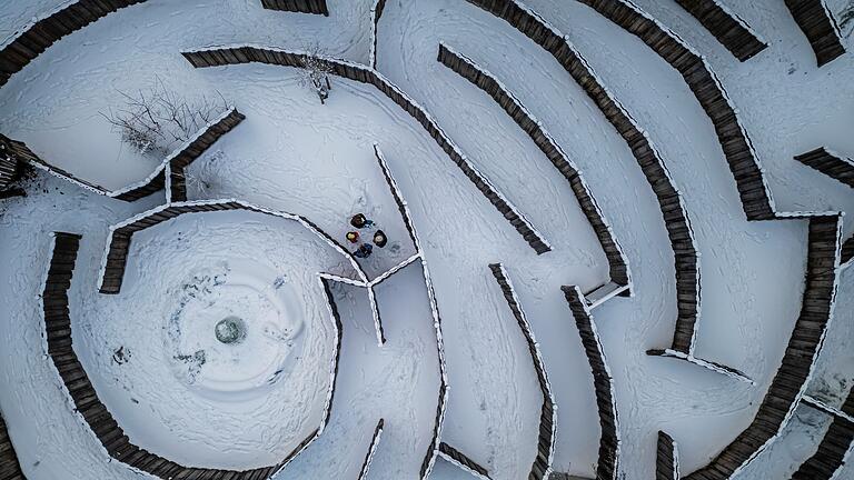 Labyrinth im Waldspielpark Goetheturm       -  Dark Patterns sind bewusst gestaltete Design-Elemente auf Webseiten und in Apps, die Nutzer zu unüberlegten Entscheidungen drängen sollen.
